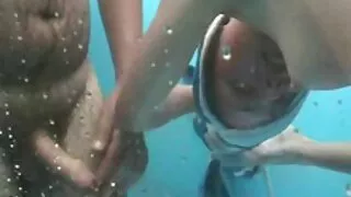 Una ragazza durante un'epidemia viene scopata mascherata dal voglio film porno suo fidanzato