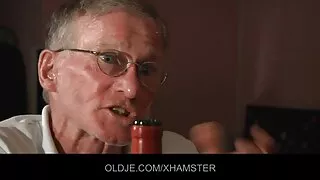 La ragazza ha preso il cazzo in bocca e si è arresa al suo voglio vedere film porno amante sul divano