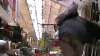 La ragazza ha sedotto il fratello con voglio pirno un corpo sodo e invece di caricarlo ha scopato con lui