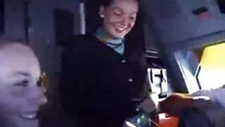 Due studentesse in mutandine leccano le palle e il cazzo del ragazzo, dandogli un voglio vedere video hard doppio pompino