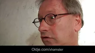 La ragazza al colloquio di lavoro succhia il cazzo di un uomo e prende voglio vedere un porno italiano lo sperma