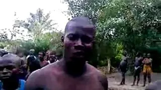 L'ebano si è ritirato in bagno con una giovane cagna voglio vedere il film porno e ha fatto sborrare la sua fica pelosa