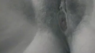 La studentessa ha svegliato un amico con un pompino e ha voglio vedere qualche film porno chiesto di scoparle delicatamente il culo