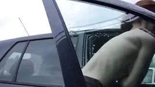 Allargando le gambe davanti a un uomo di colore, bionda guarda la sua figa prendere un cazzo voglio vedere un film porno di grasso