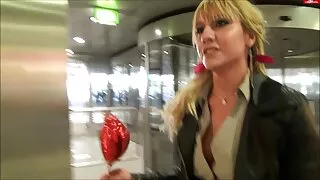 Pervertito scienziato avidamente voglio vedere film hard guardando una ragazza sexy