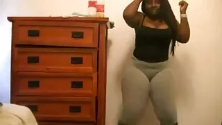 Il voglio vedere sesso gratis padrone di casa domina la bella milf e la nutre di sperma