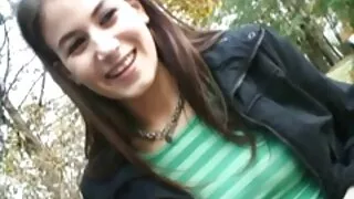 Durante l'epidemia, la ragazza arrostisce con un grosso voglio porno xxx cazzo