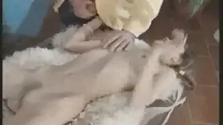 Il ragazzo ha scopato duramente la ragazza con i ricci voglio vedere un film hard e le ha dato il suo cazzo succhiato